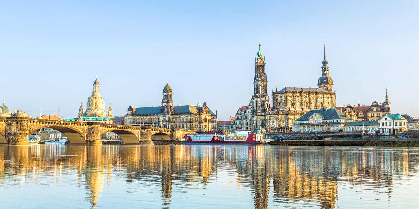 Blick auf Dresden mit Augustusbrücke, Elbe und barocker Altstadtsilhouette in Sachsen