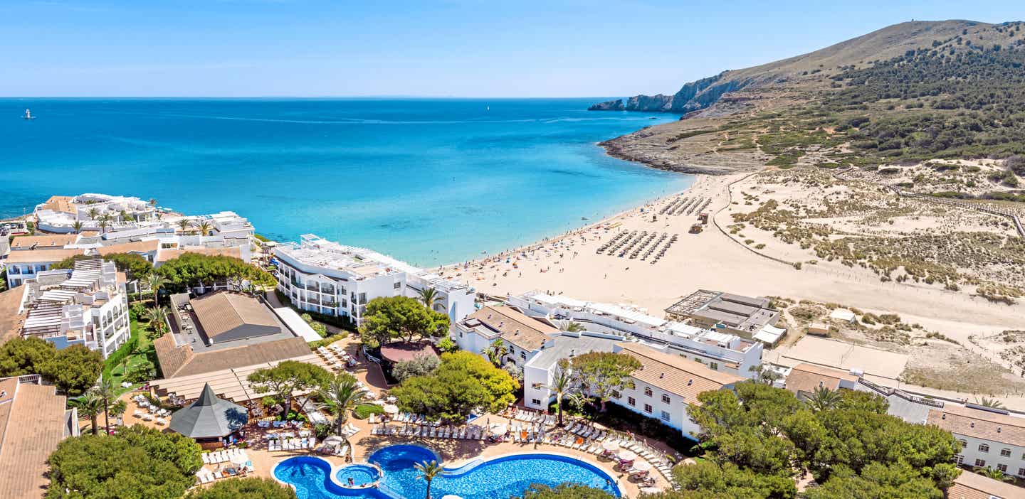 VIVA Cala Mesquida Resort & Spa Mallorca – Luftaufnahme eines der besten Familienhotels auf Mallorca mit Blick auf die Hotelanlage, Pool, den feinsandigen Strand und das türkisfarbene Meer.