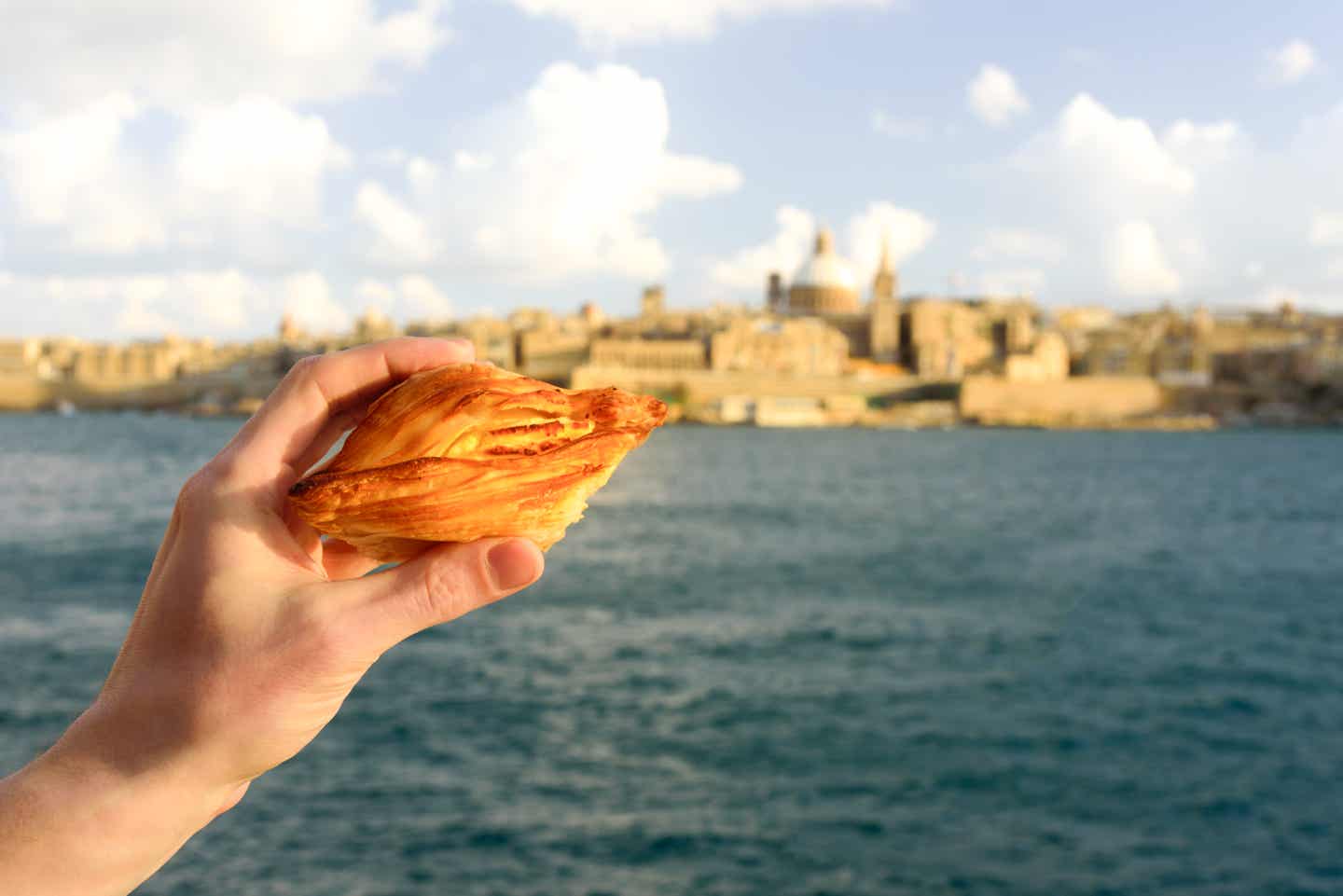 Traditionelles maltesisches Gebäck zur besten Reisezeit auf Malta probieren