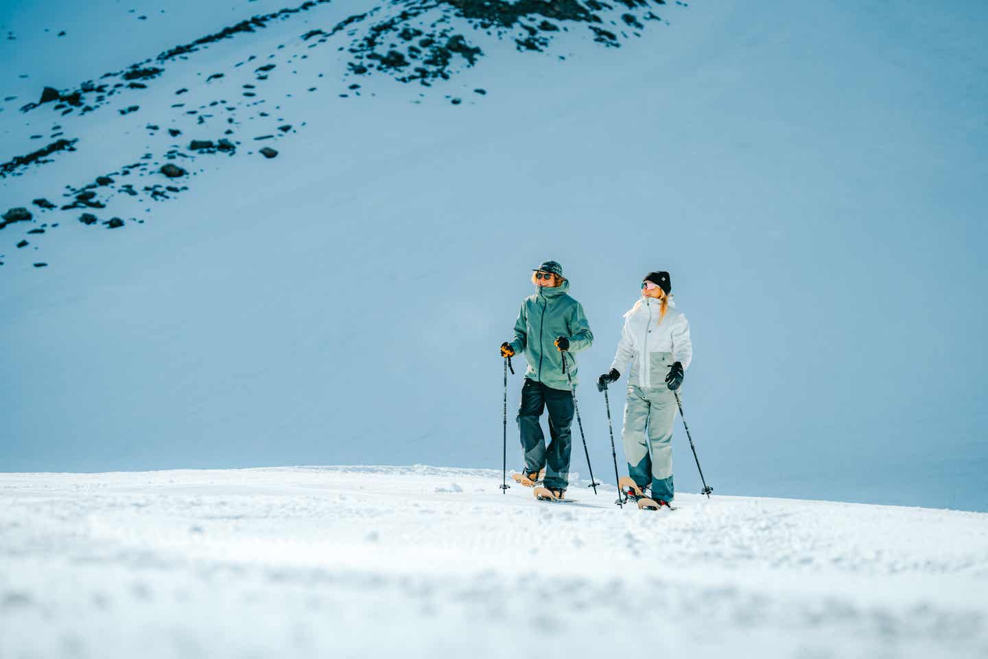 Schneeschuhwanderer in den Bergen Österreichs 