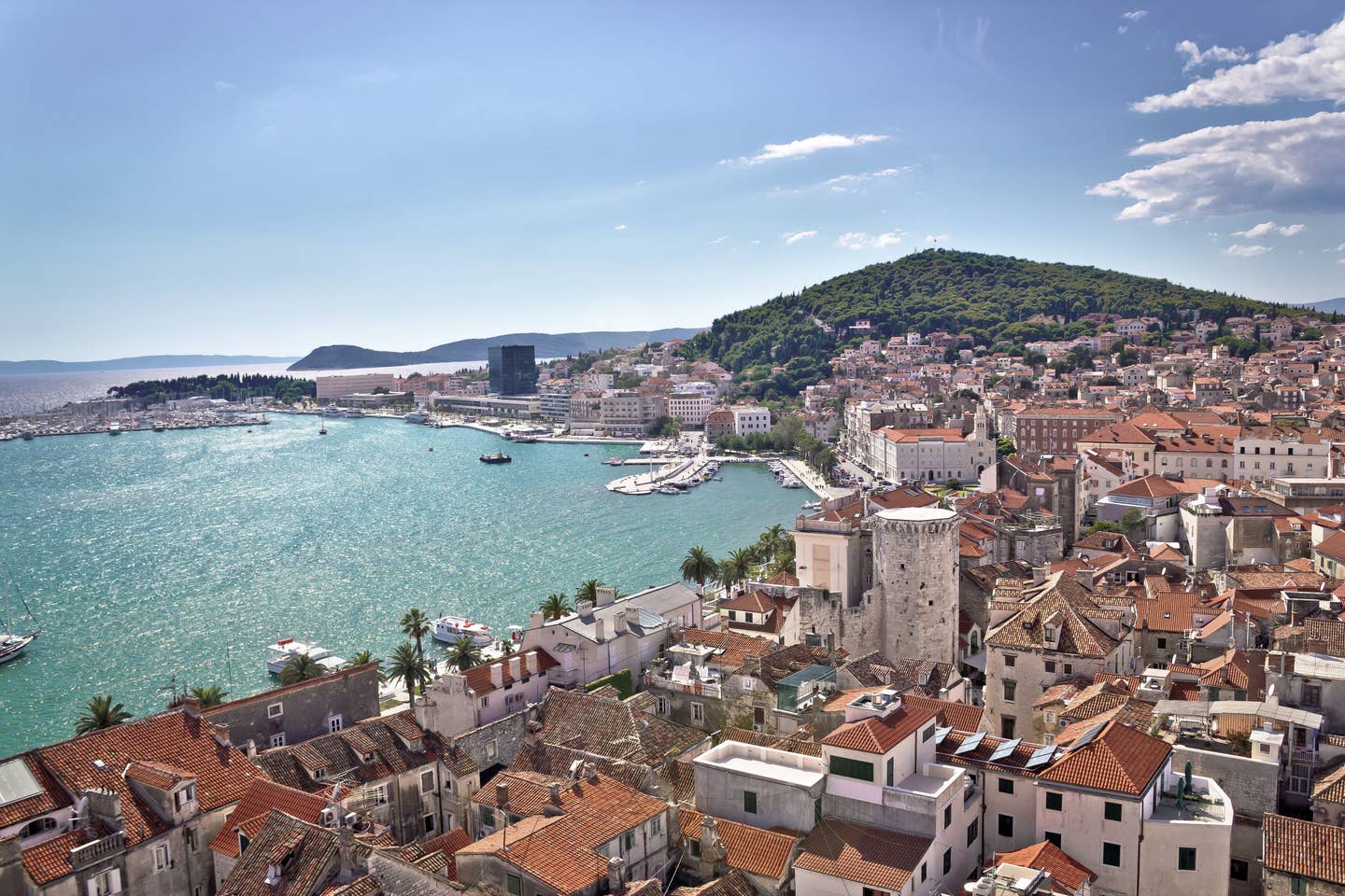 Split Urlaub: die Altstadt von oben mit Blick aufs Meer