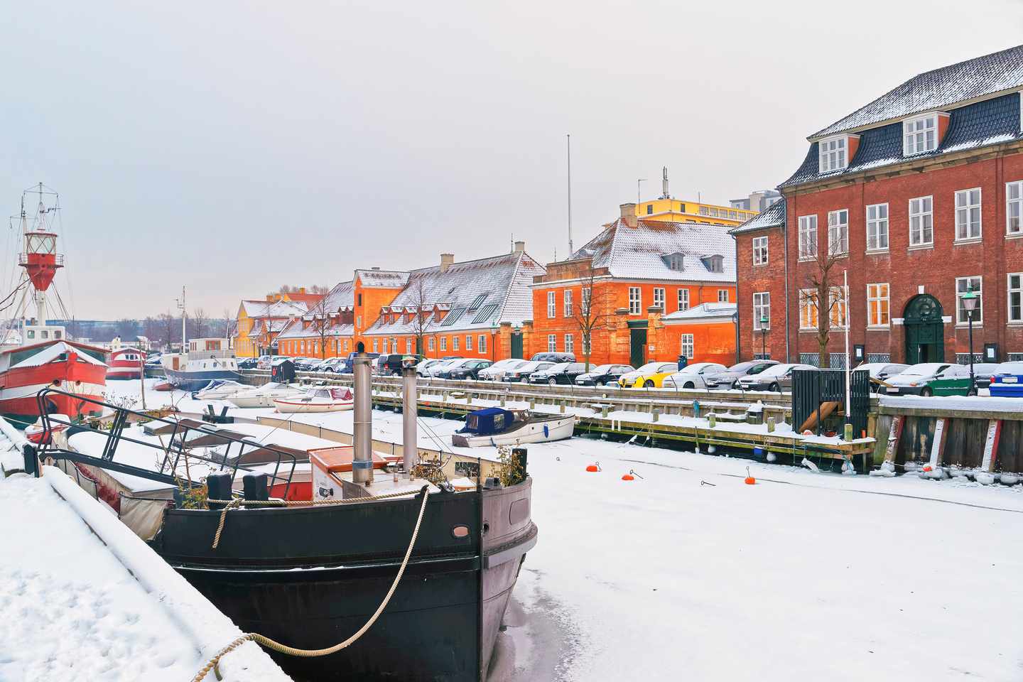 Städtetrip Dezember. Farbige Fassaden von Nyhavn im Winter in Kopenhagen 