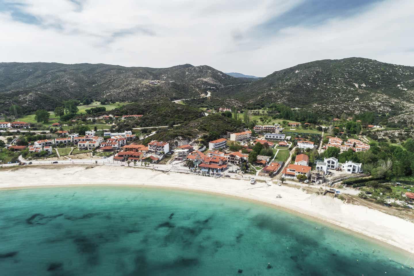 Chalkidiki Sehenswürdigkeiten: Luftaufnahme vom Kalamitsi-Strand