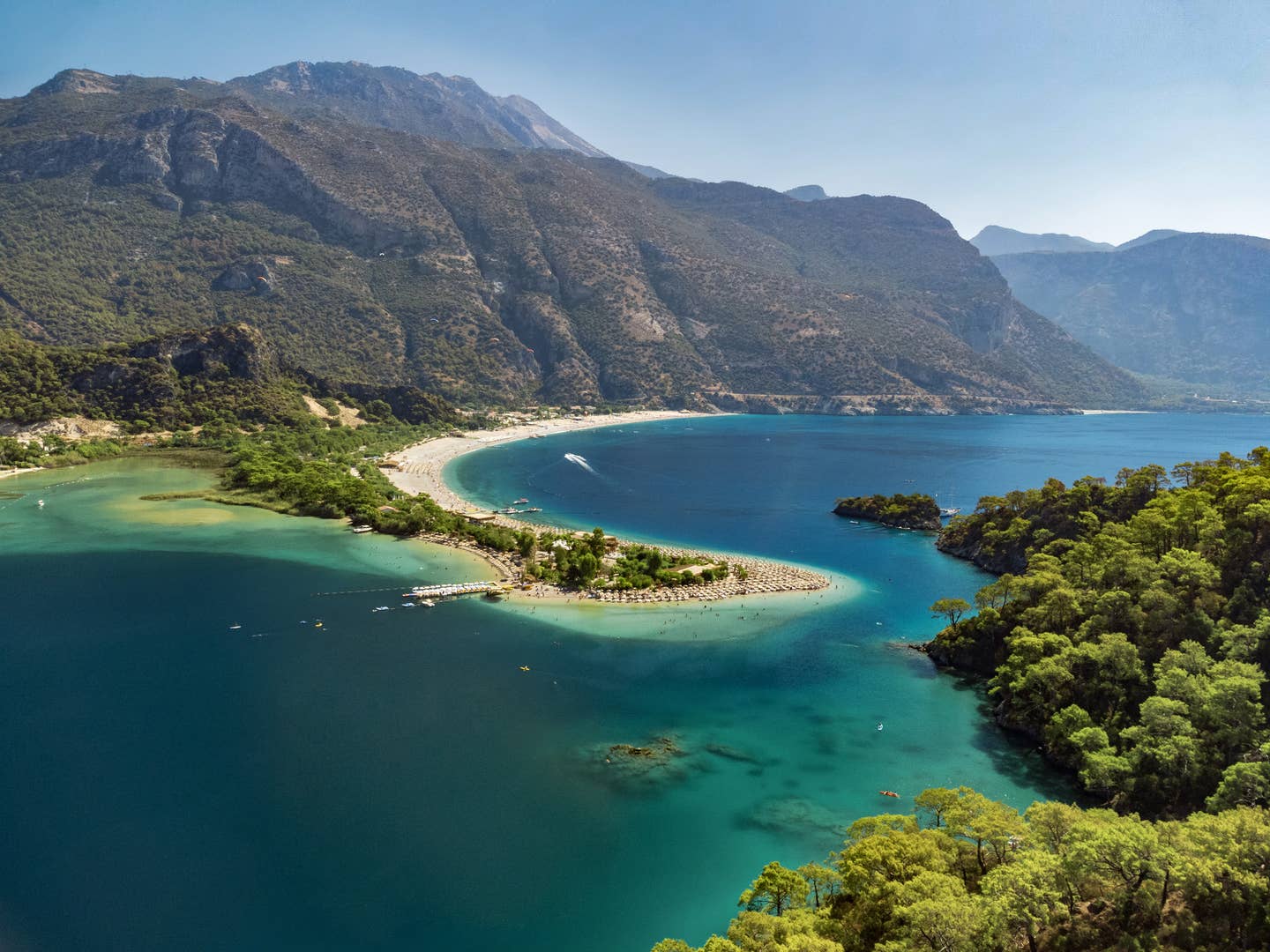 Fethiye Urlaub mit DERTOUR. Luftaufnahme der Lagune von Ölüdeniz bei Fethiye