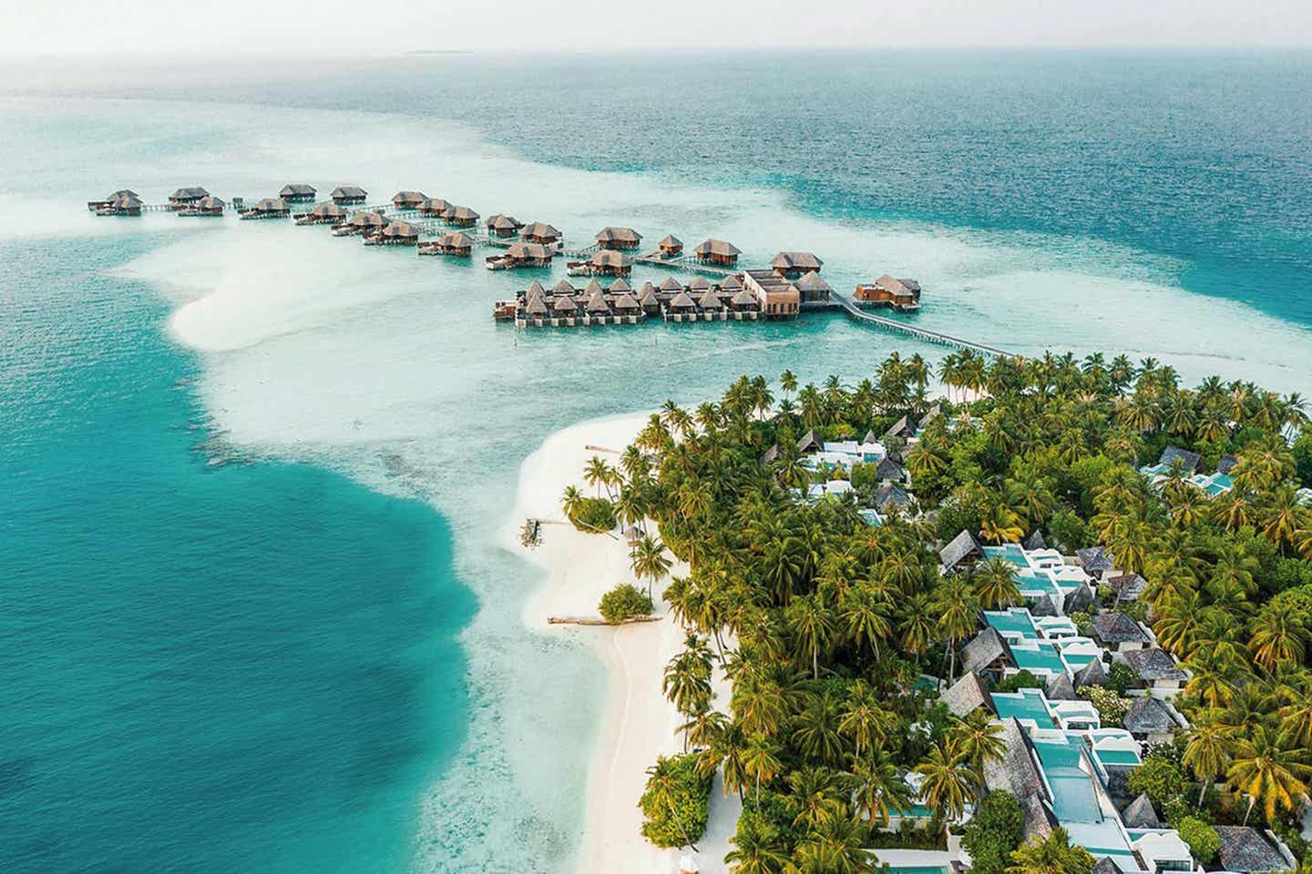 Wasserbungalows im Meer auf Conrad Maldives Rangali Island