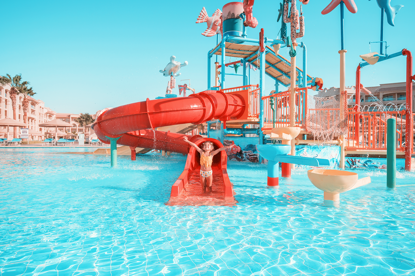 Kind auf einer Rutsche im Pool