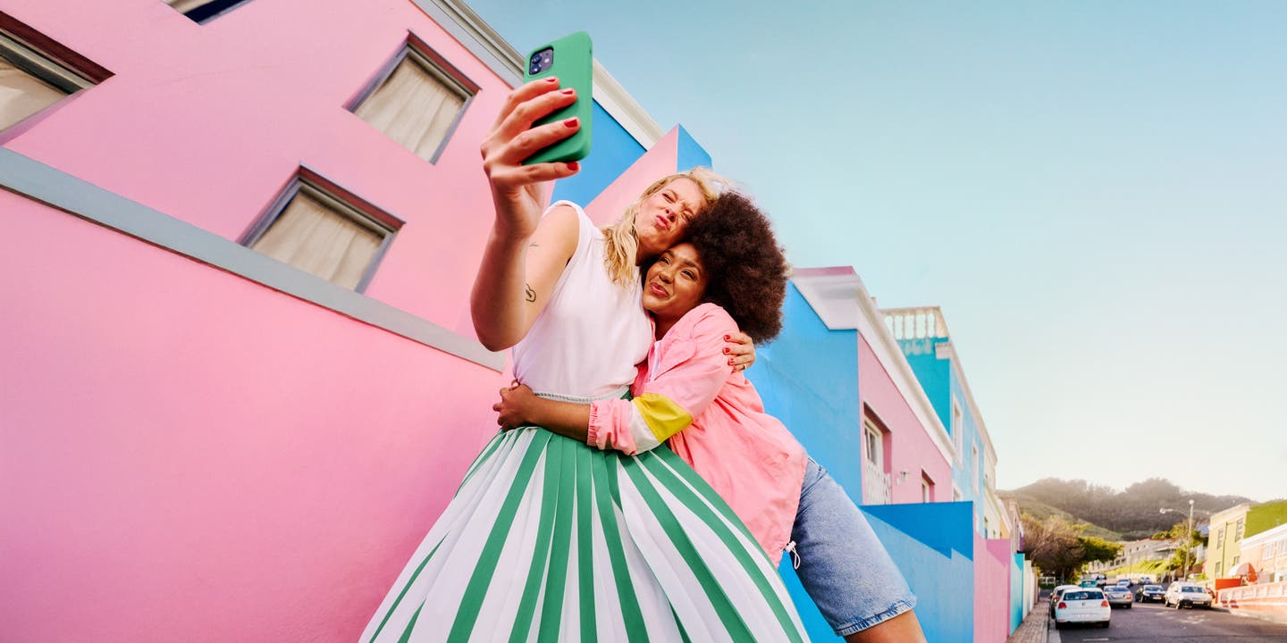 Junges Paar macht Selfie in einer bunten Altstadt