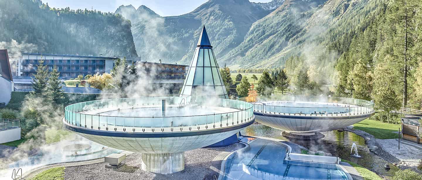Thermalbecken im Aqua Dome Längenfeld mit Bergblick im Ötztal, Tirol