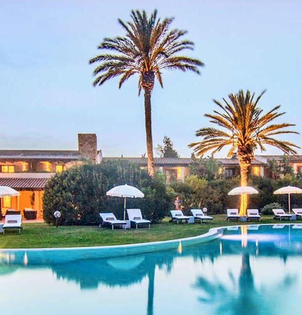 Italien Urlaub - Hotelanlage mit Blick auf den Pool