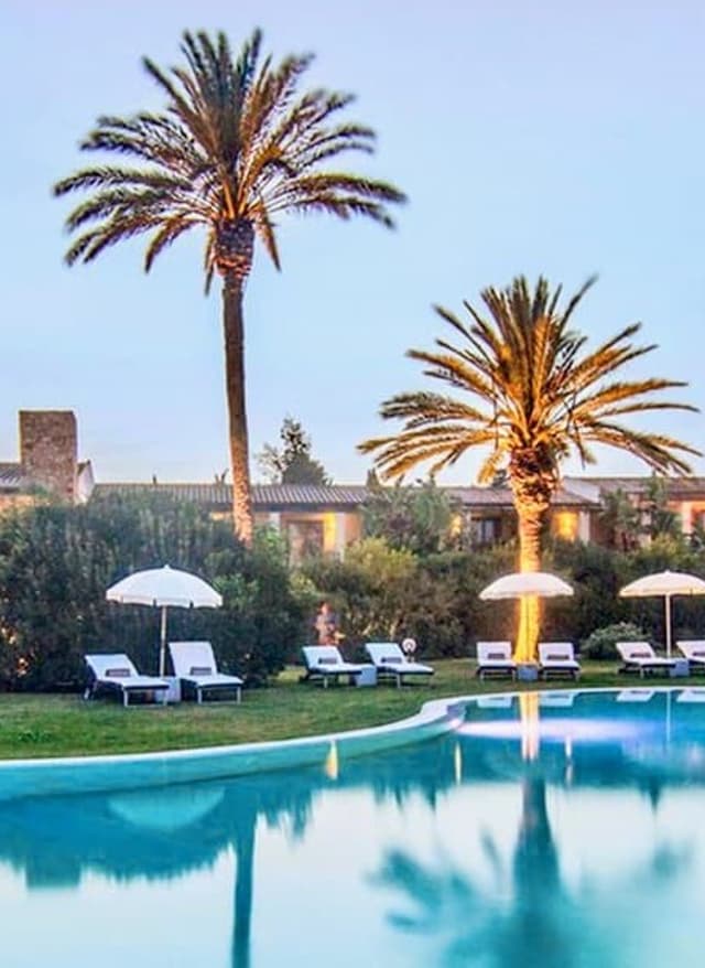 Entdecke die schönsten Hotels in Italien Italien Urlaub - Hotelanlage mit Blick auf den Pool