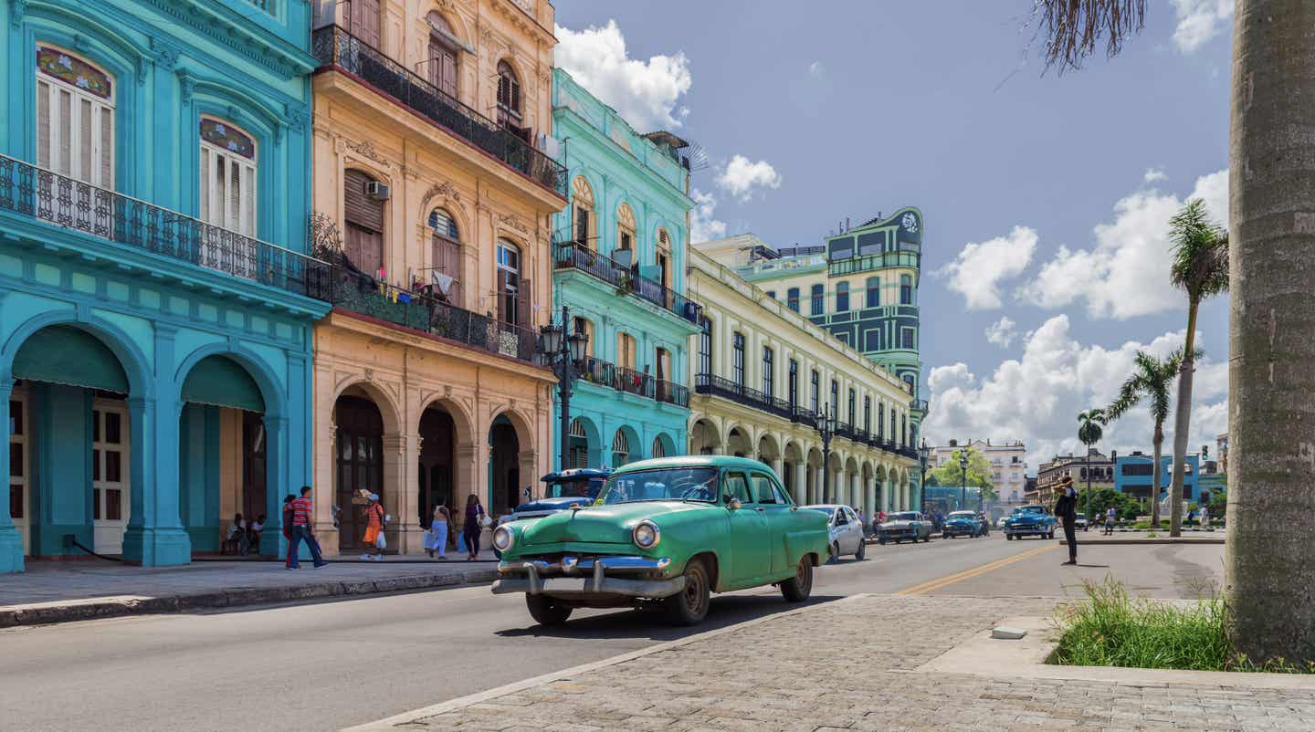 Karibik schönste Inseln: ein Oldtimer in den Straßen von Havanna auf Kuba