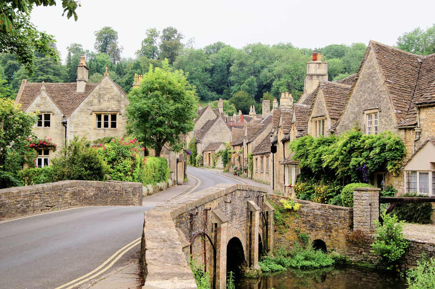 Ein Dorf mit Steinhäuser-Cottages in Cotswold, England