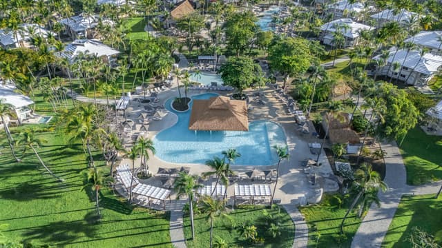Luftbild des Hotels mit der Poolanlage im Mittelpunkt