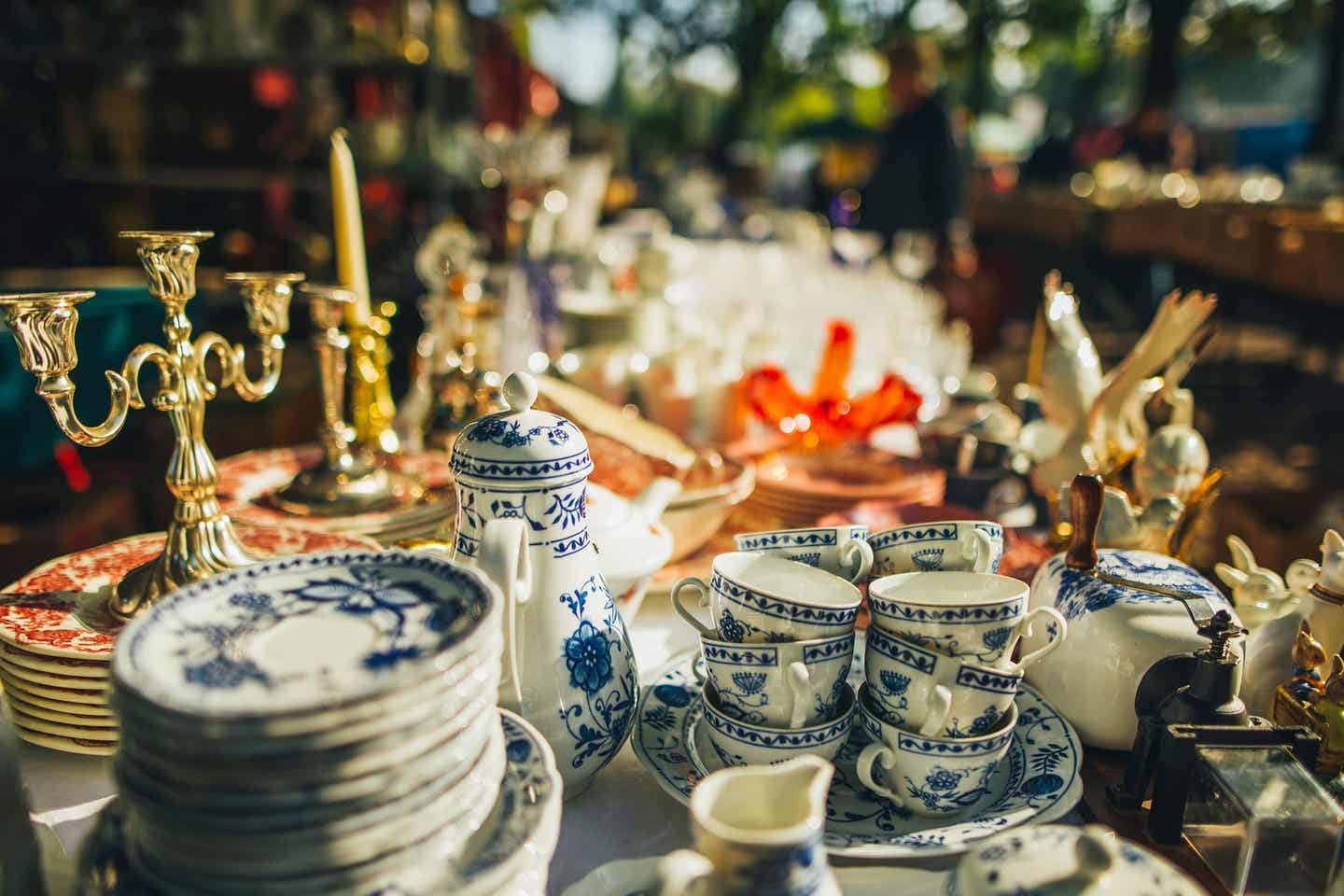 Geschirr auf einem Mallorquinischen Flohmarkt