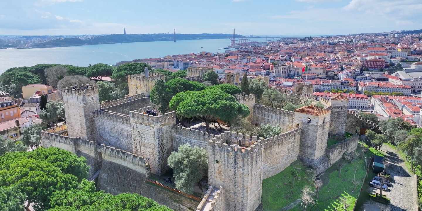 Castelo de São Jorge in Lissabon mit Stadtblick über Alfama und den Tejo