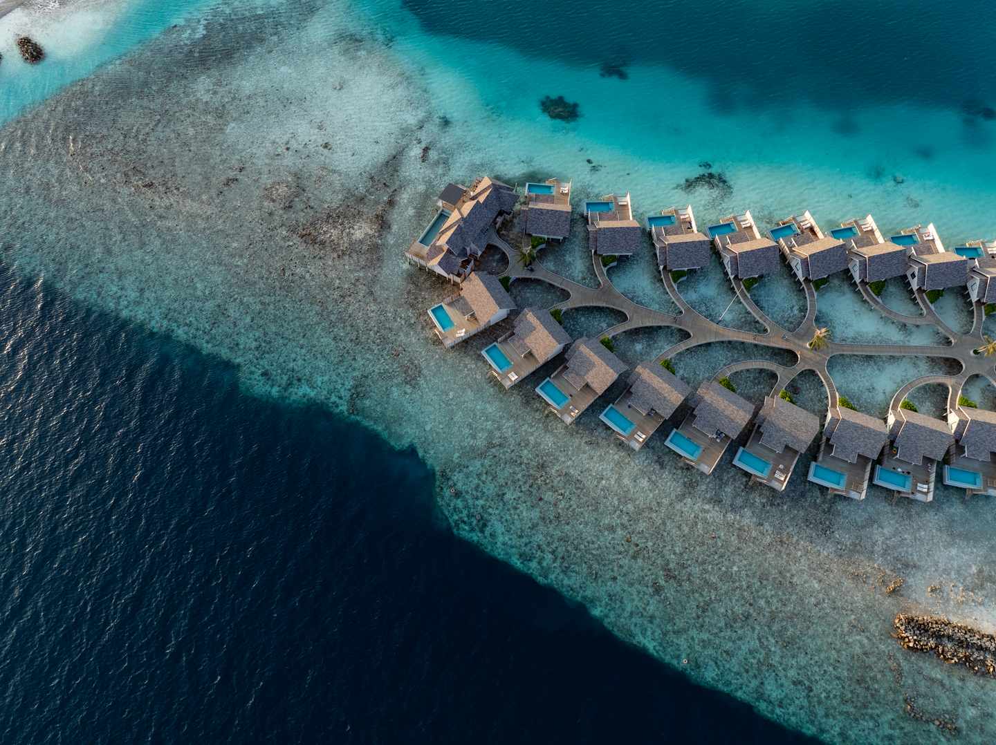 Ein Resort uninot von tiefblauem Wasser auf den Malediven 