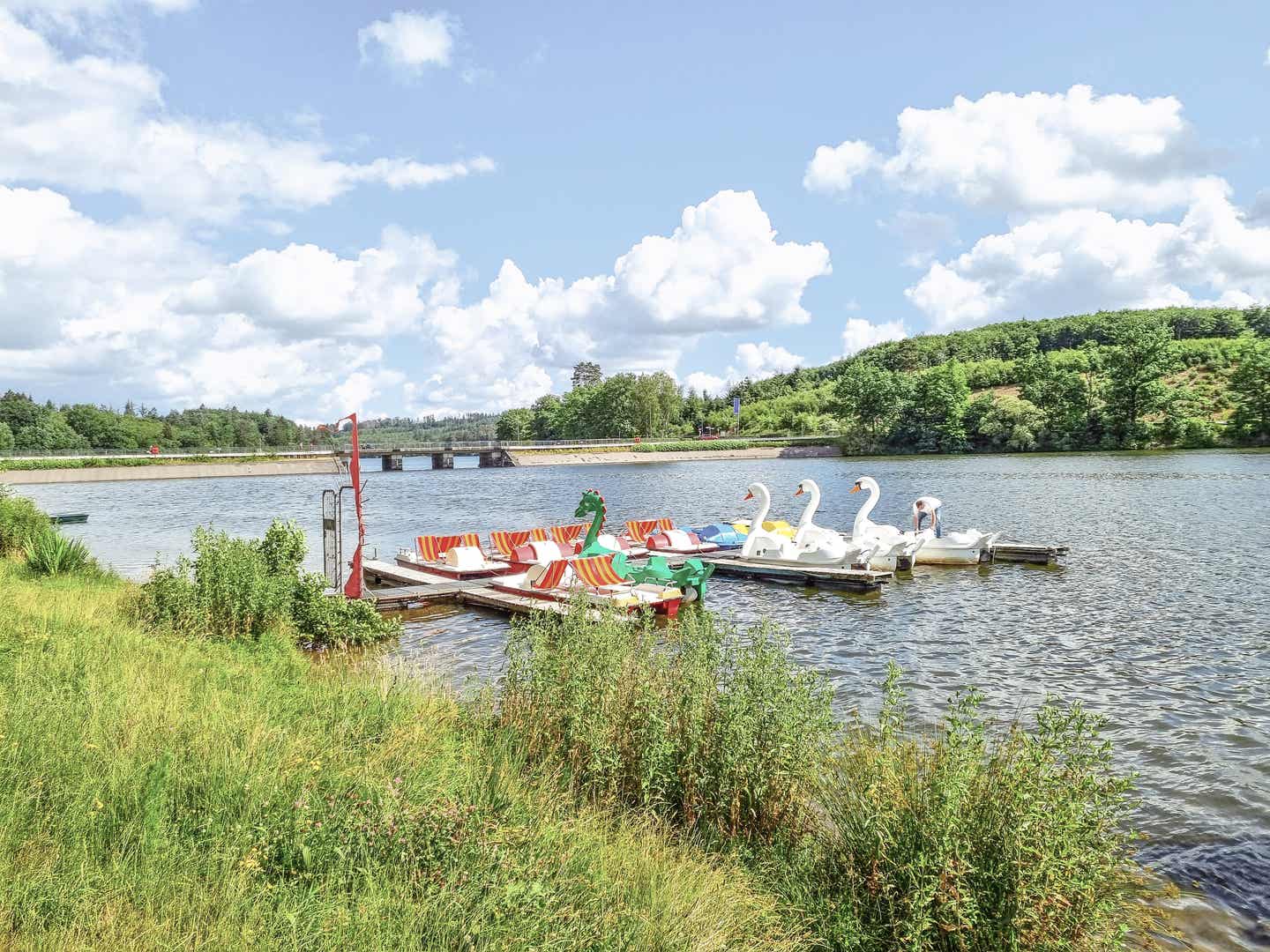 Sauerland Urlaub mit DERTOUR. Tretboote für Kinder am Sorpe-Stausee