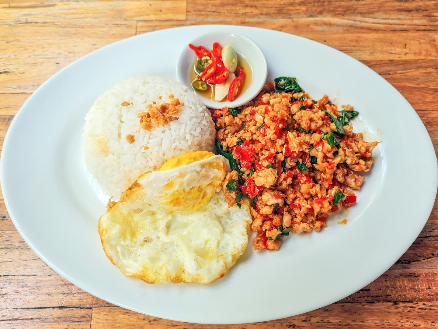 Pad Krapow: Hackfleisch mit Reis und Spiegelei