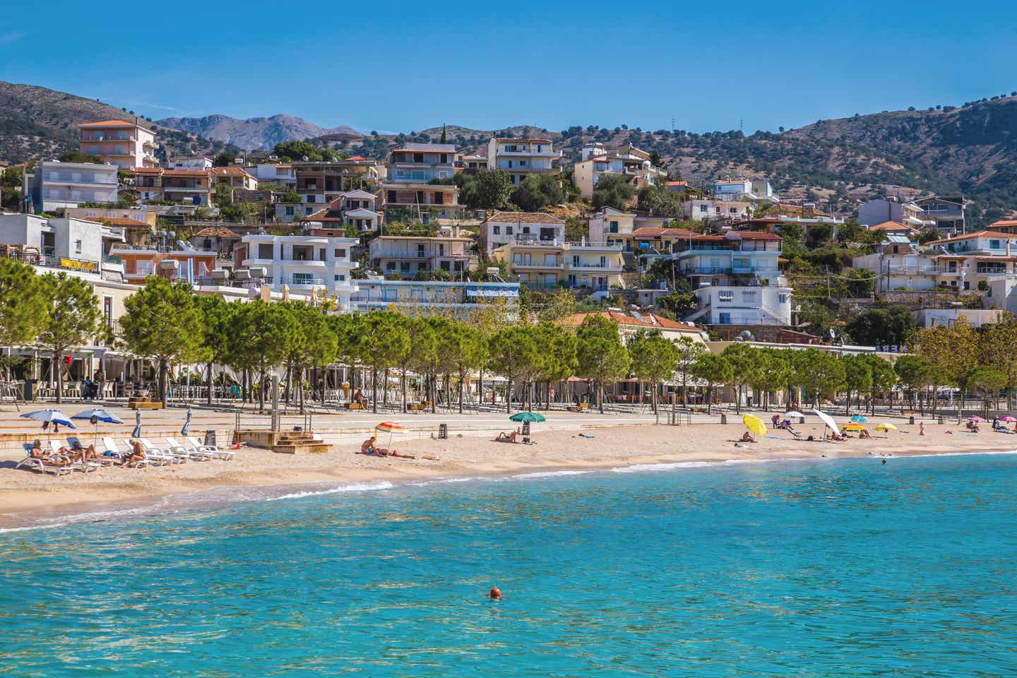 Der Himara-Strand mit Promenade