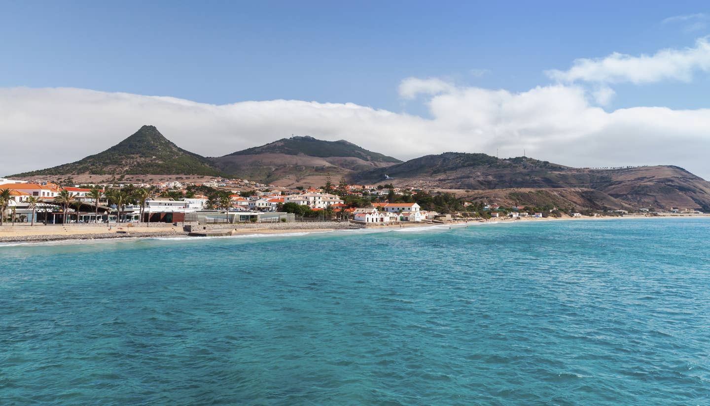 Porto Santo Urlaub mit DERTOUR. Panoramaaufnahme von Vila Baleira auf Porto Santo vom Meer aus aufgenommen