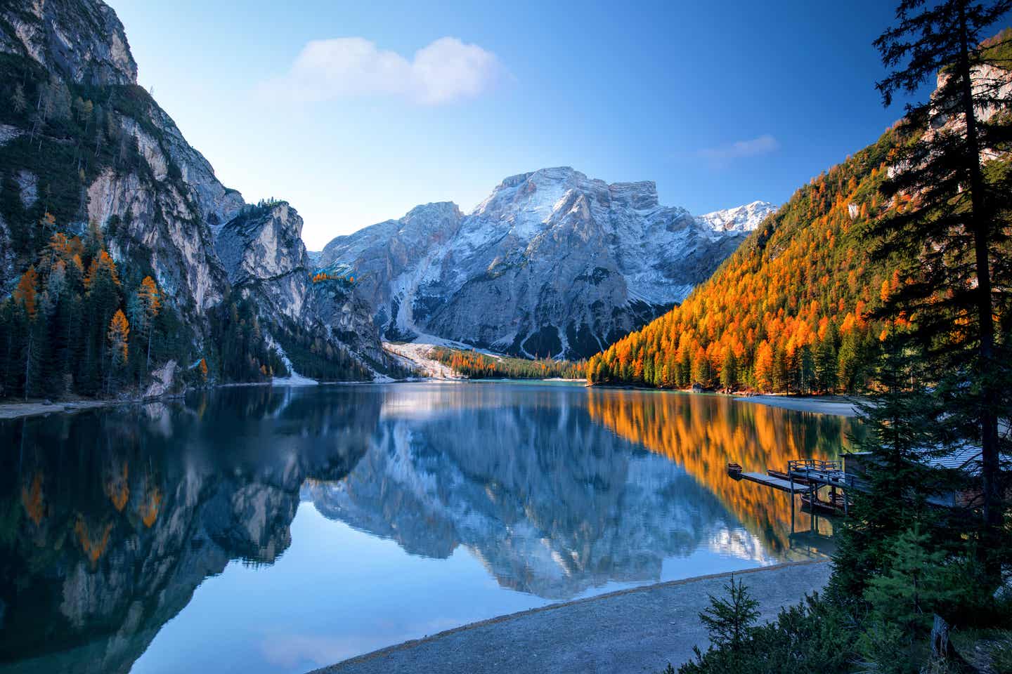 Reiseziele Oktober: See in den Alpen in einer Berglandschaft