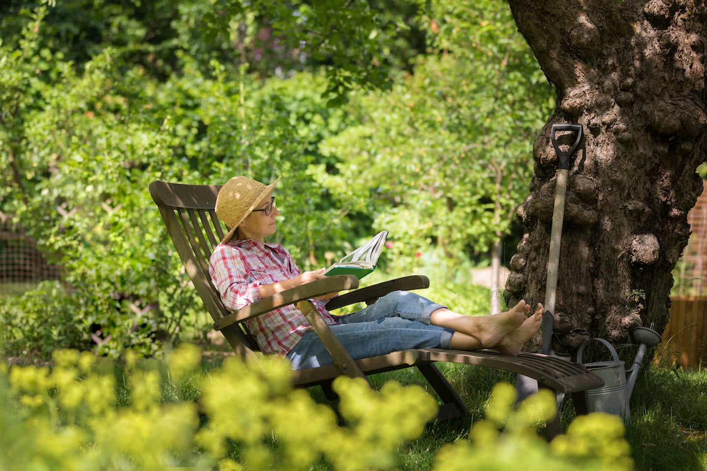 Frau Garten Wiese Relaxen