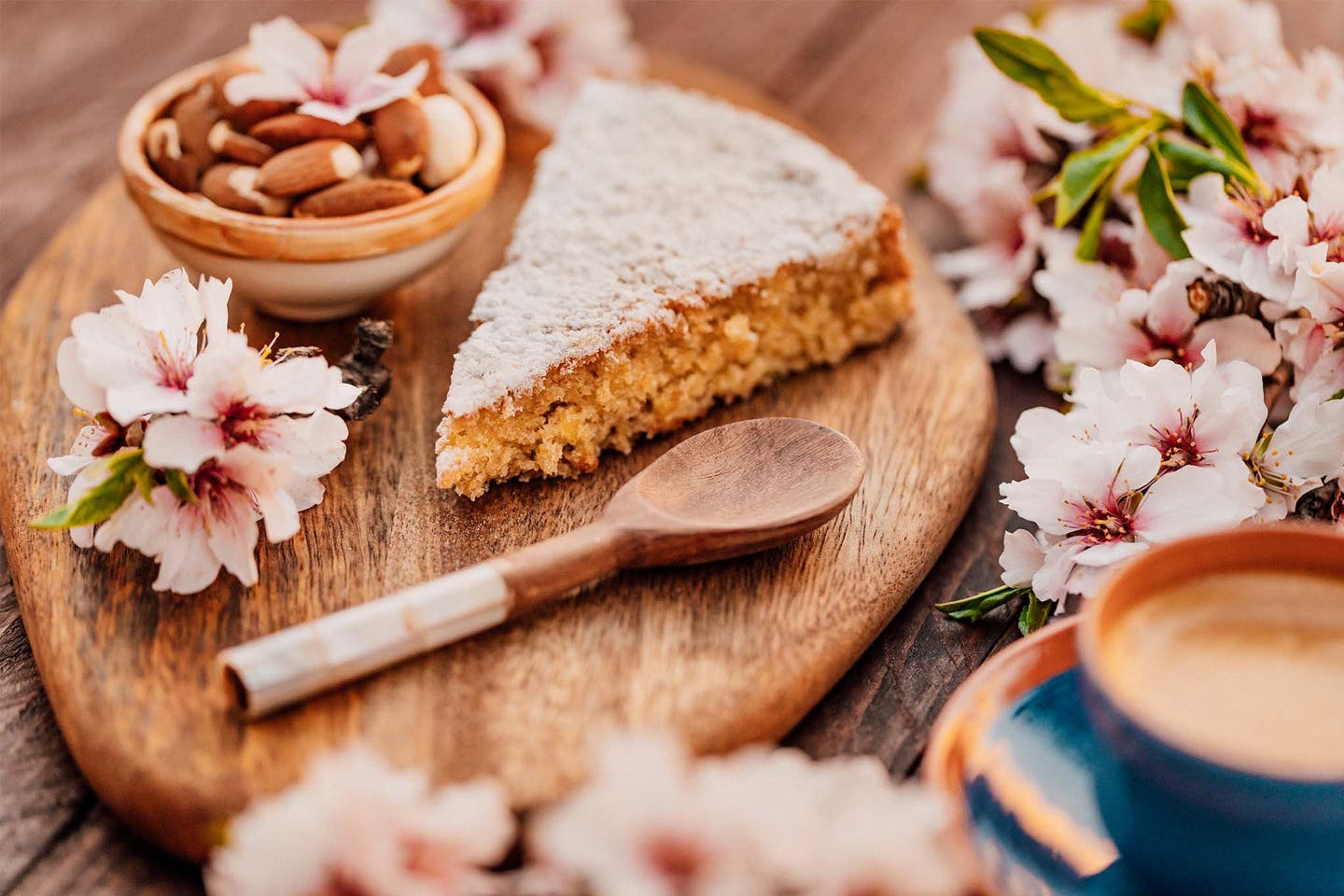 Saftiger Mandelkuchen dekoriert mit Mandelblüten auf Mallorca