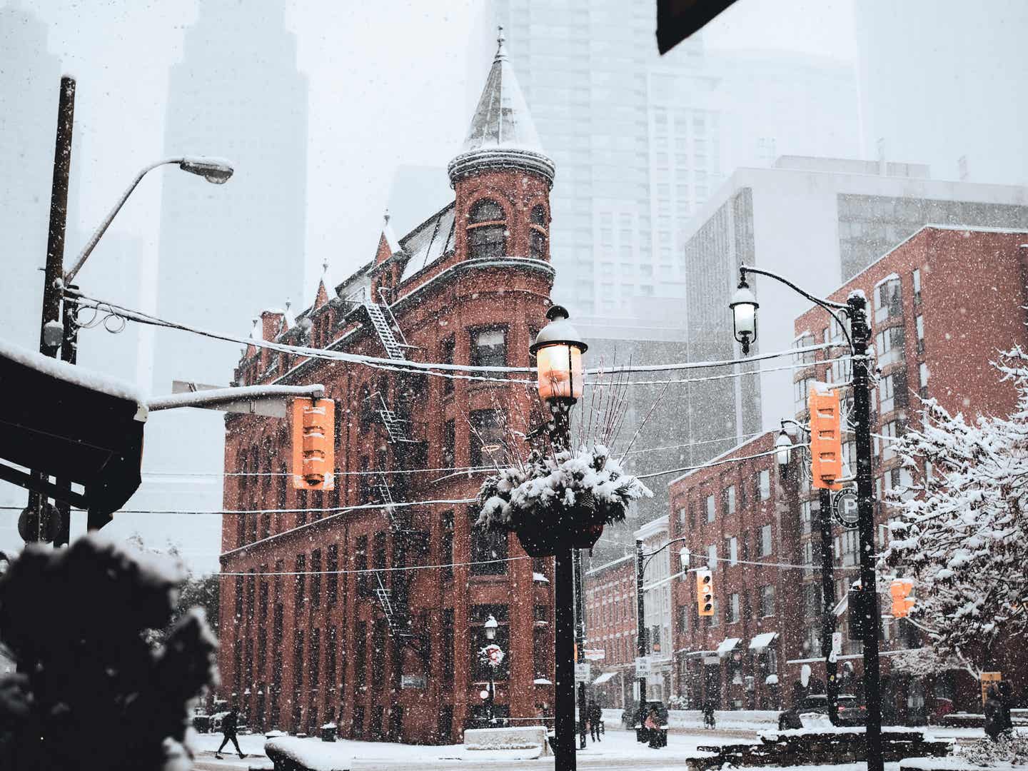 Toronto Urlaub mit DERTOUR. Gooderham Building in Toronto im dichten Schneetreiben