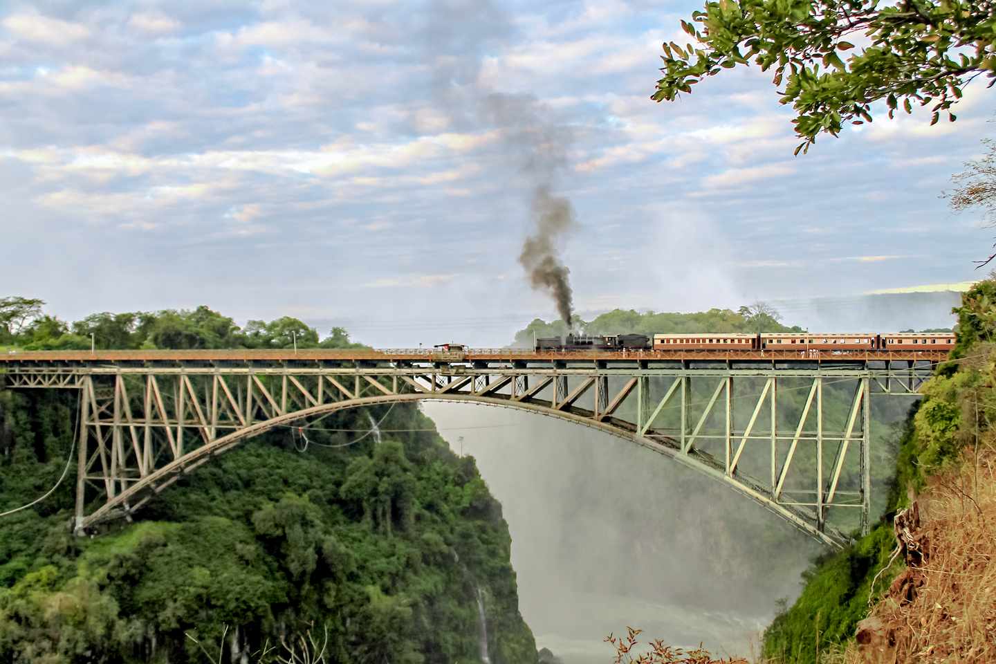 Zug auf der Brücke an den Victoria Falls
