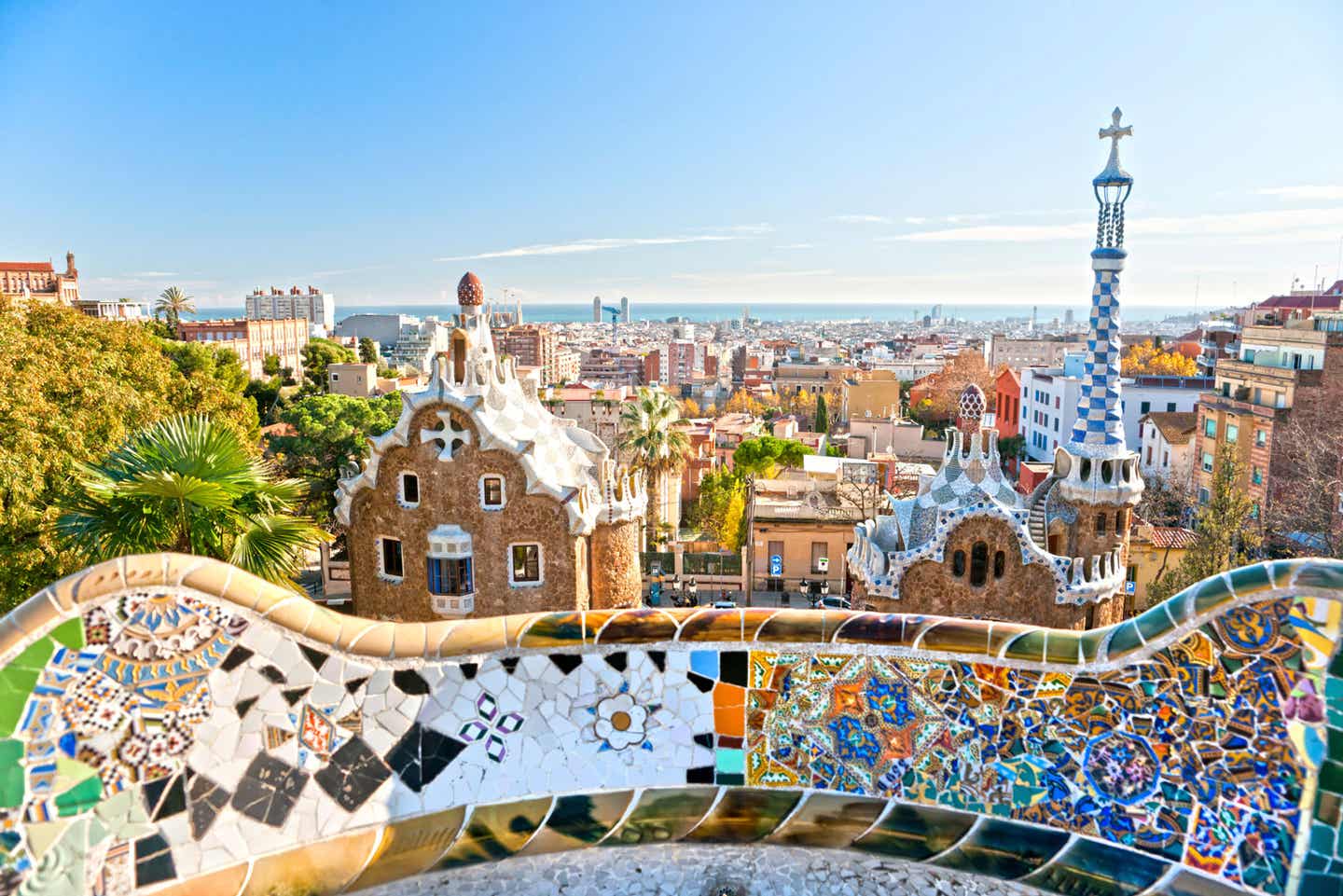 Gaudís Parc Guell in Barcelona Blick auf die bunten Figuren im Parc Guell in Barcelona