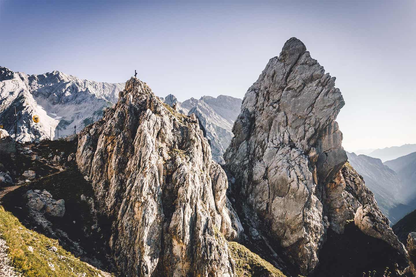 Bergpanorama in den Alpen auf dem Weg zur Zugspitze