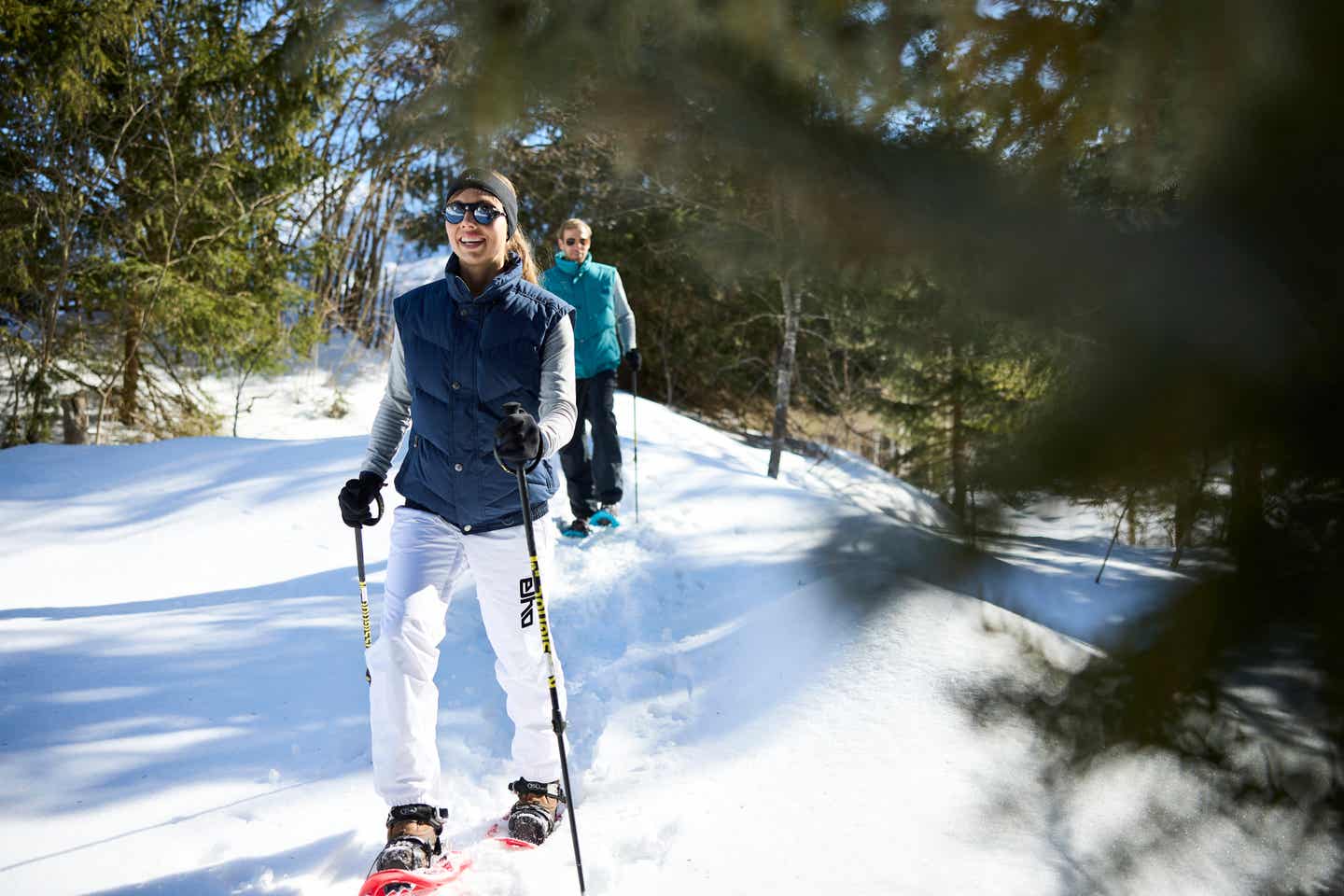 Paar geht Schneeschuhwandern