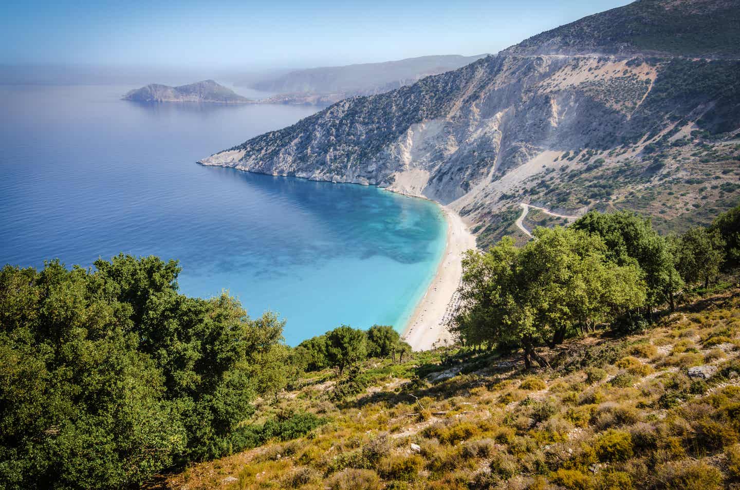 Blick auf die Myrtos Bucht im Kefalonia Urlaub.