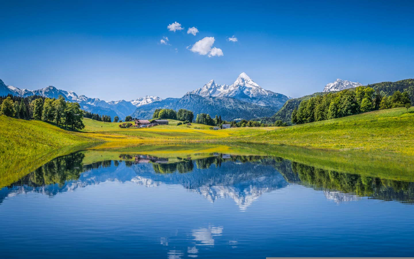 Rundreisen Österreich: Alpenlandschaft mit Bergsee in Österreich Rundreisen Österreich: Alpenlandschaft mit Bergsee in Österreich