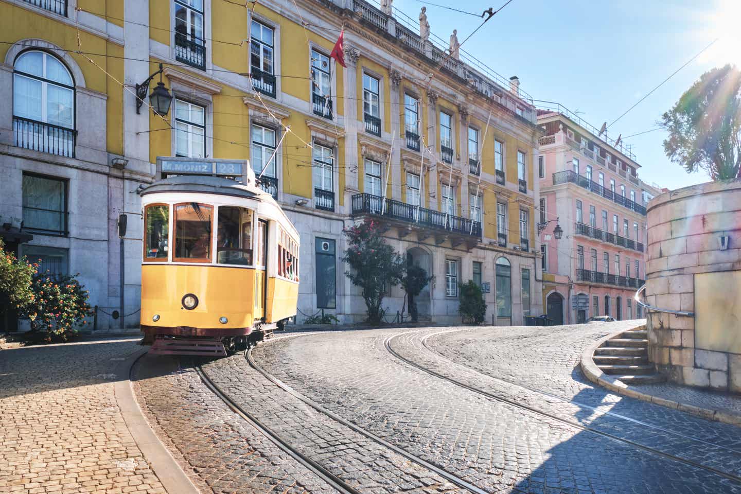 Städtetrip Mai: Berühmte Straßenbahn in Lissabon