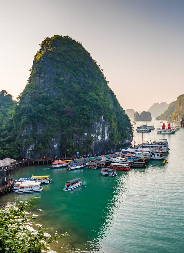 Vietnam Rundreisen Vientam Halong Bucht Blick von oben auf die Felsen im Wasser