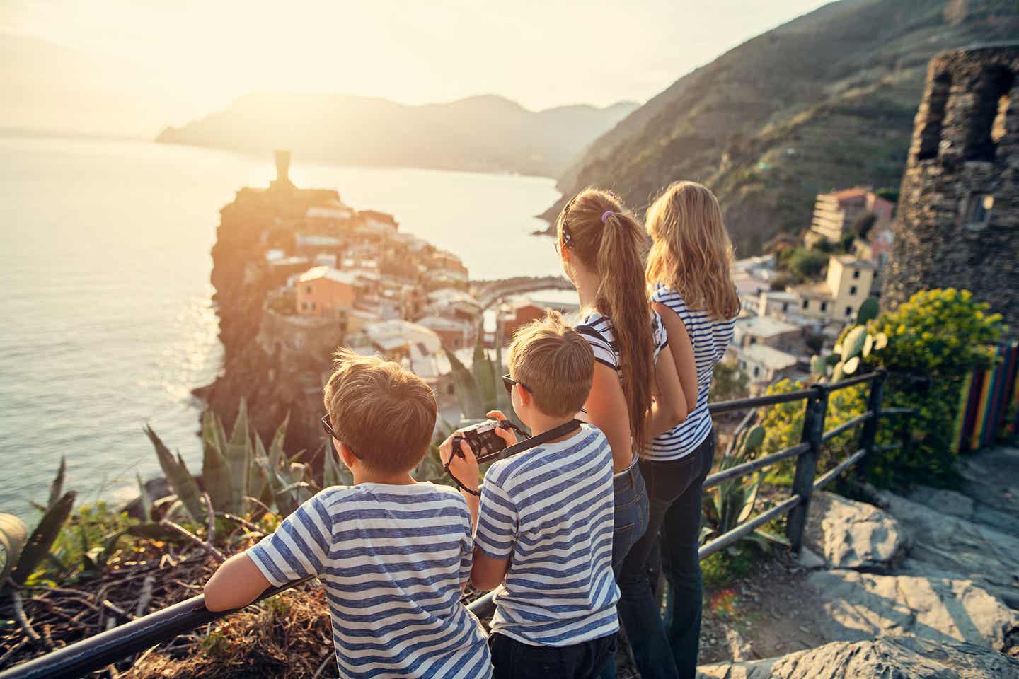 Familie schaut den Sonnenuntergang am Mittelmeer