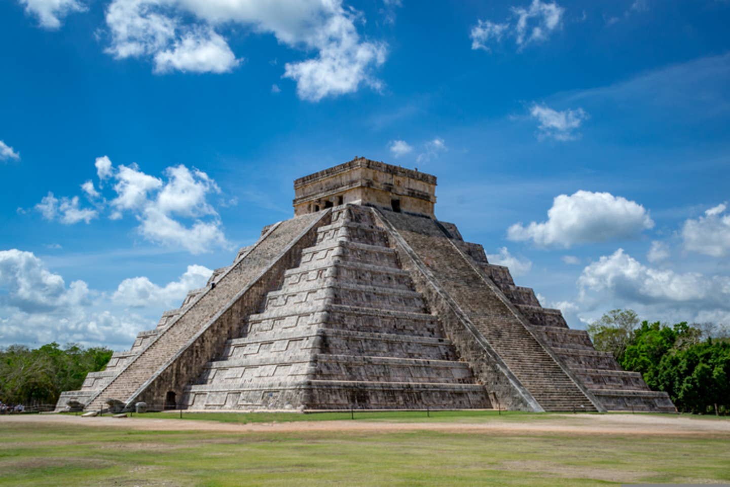 Rundreisen Mexiko: große Pyramide in der alten mexikanischen Maya-Stätte Chichen Itza