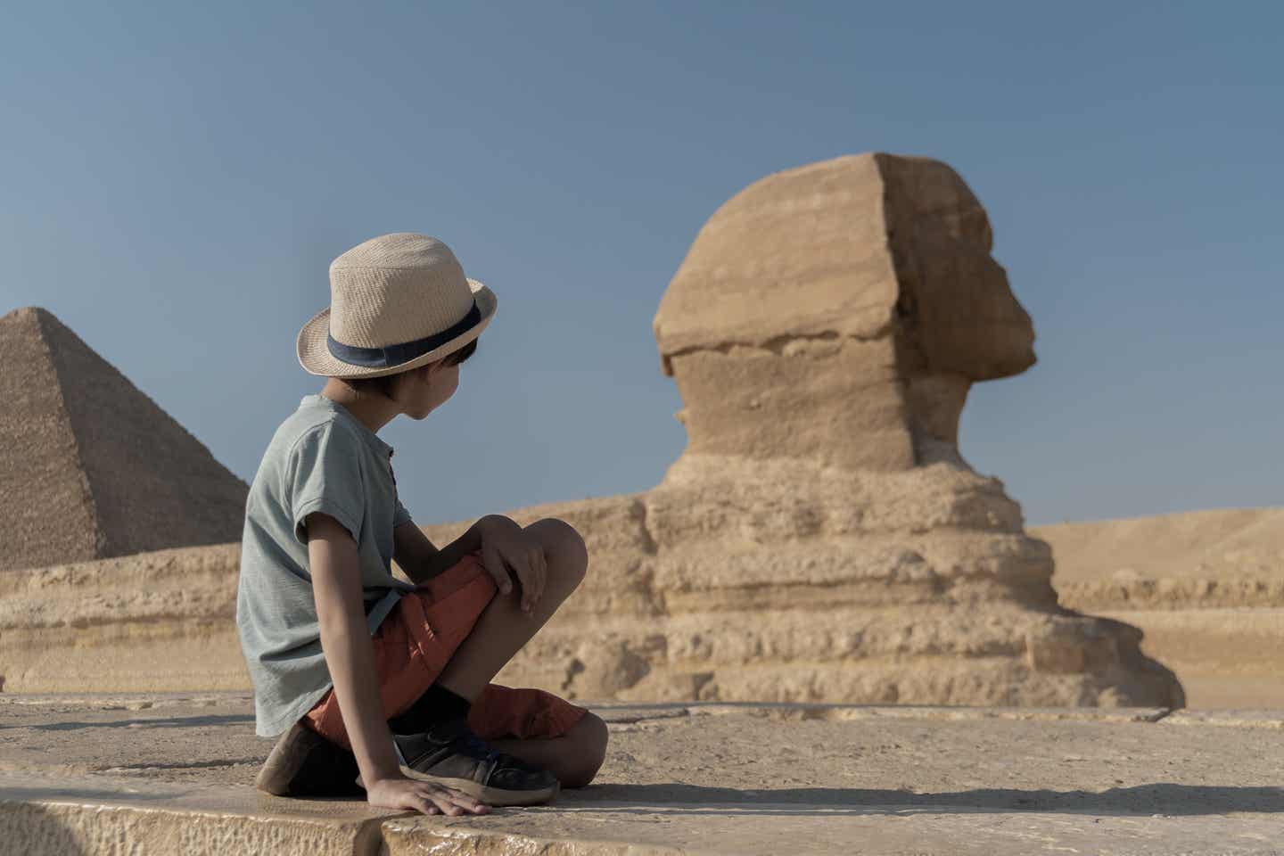 Marsa Alam Urlaub mit DERTOUR. Junge vor der Großen Sphinx in Gizeh unweit von Marsa Alam