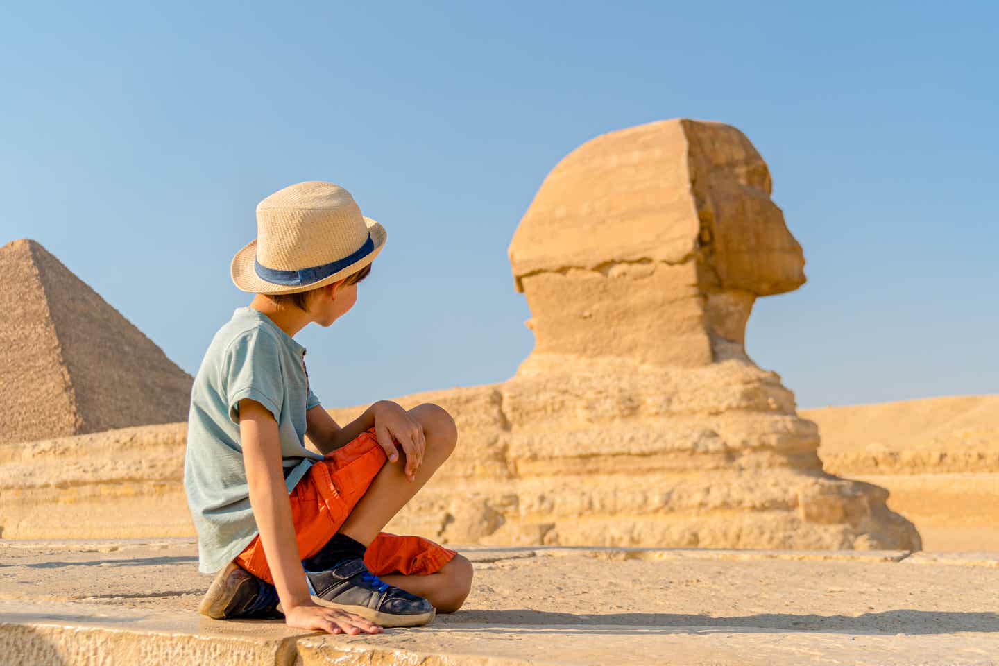 Marsa Alam Urlaub mit DERTOUR. Junge vor der Großen Sphinx in Gizeh unweit von Marsa Alam