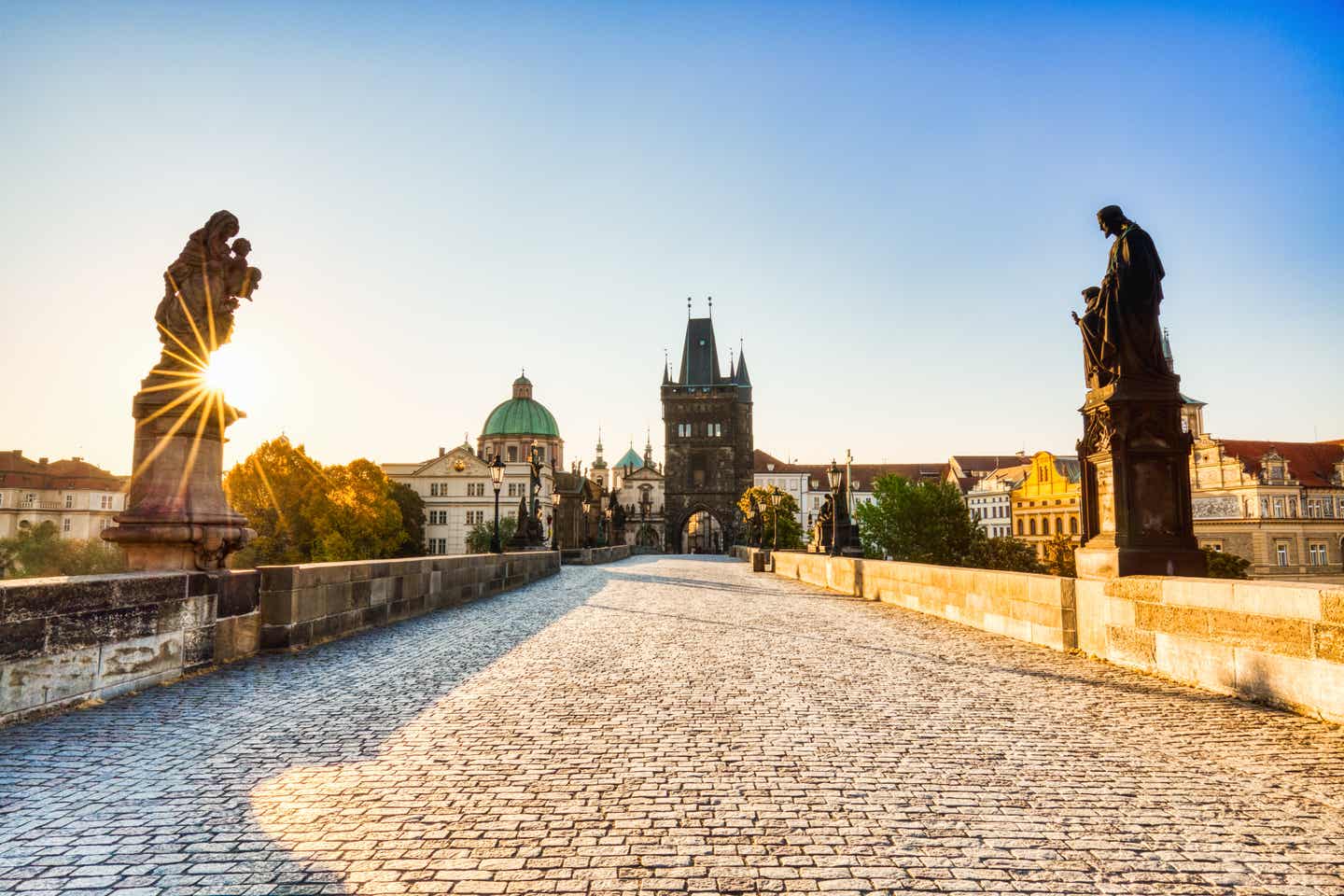 Prag Sehenswürdigkeiten: Sonnenaufgang über der Karlsbrücke