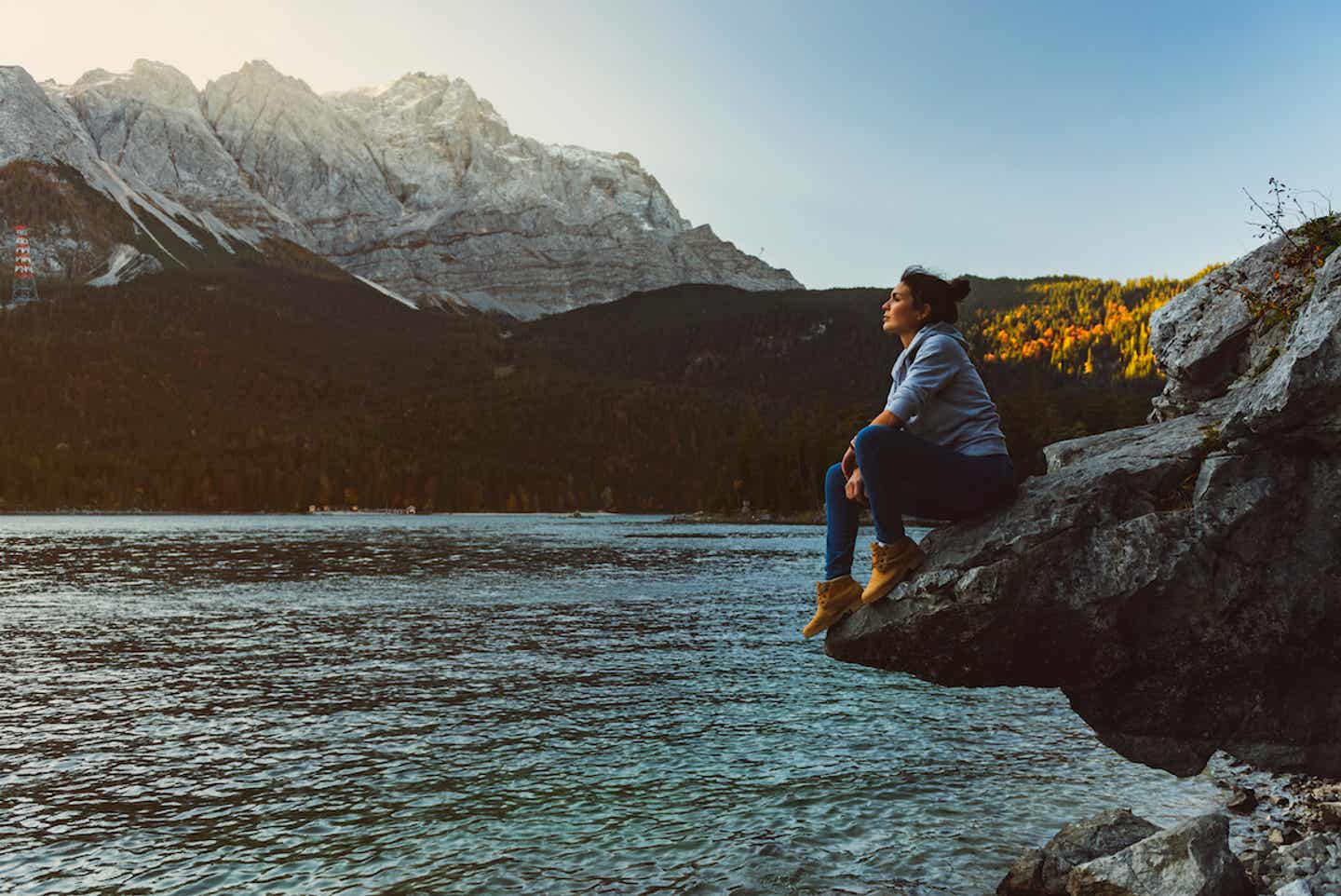 Eine Frau mit Blick auf einen wunderschönen See in den Alpen