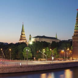 moskau-kreml-bei-nacht-t-504057525.jpg
