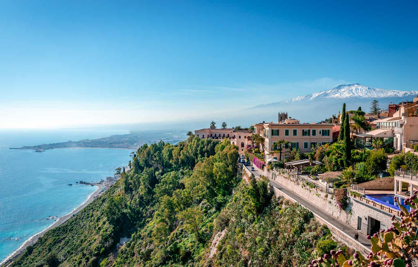 Hotels auf Sizilien: Blick auf das Ionische Meer und den Ätna