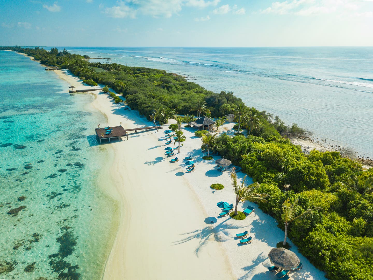 Beste Reisezeit: Strand auf den Malediven von oben