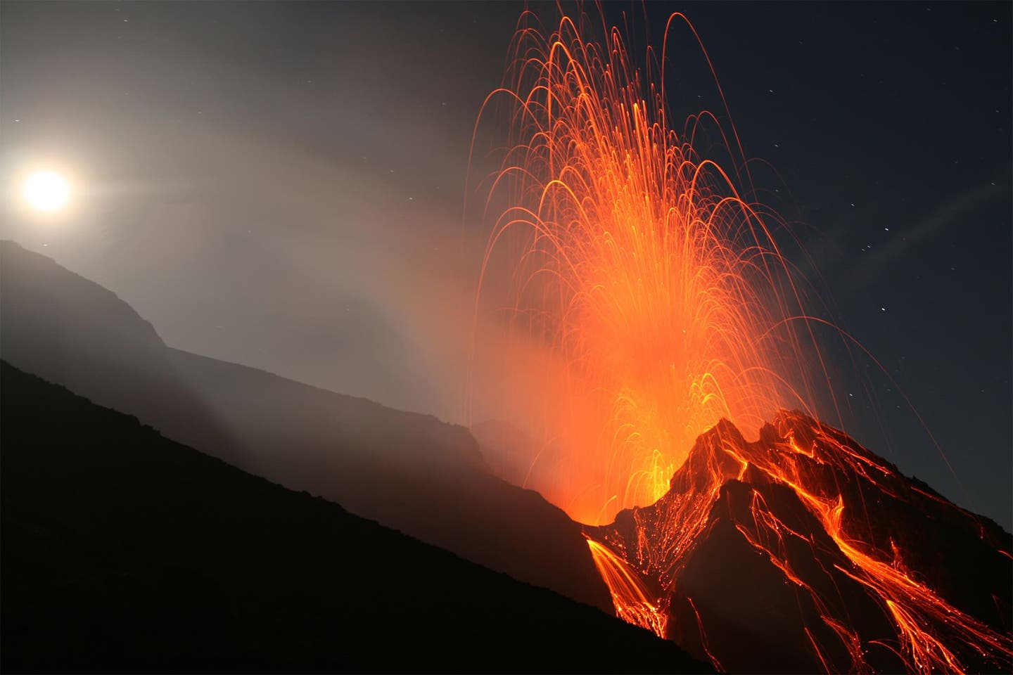 Der Stromboli, einer von Siziliens Vulkanen, bei einem Ausbruch