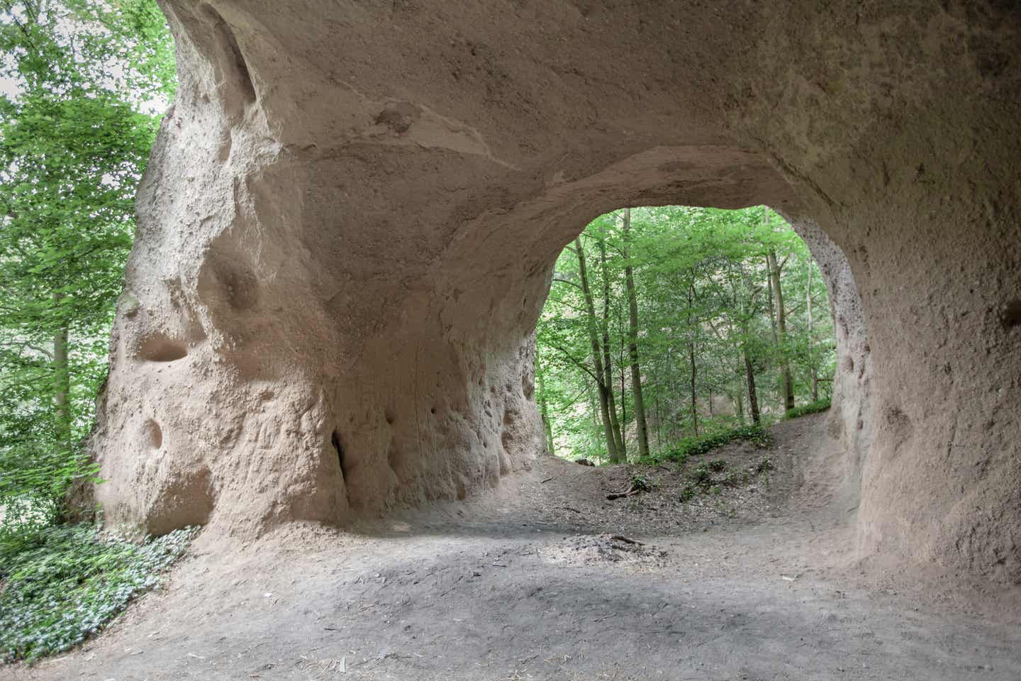 Eifel Urlaub mit DERTOUR. Höhle auf dem Traumpfad-Steig in der Eifel