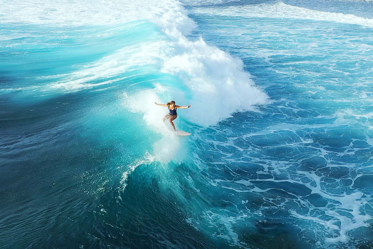 Surferin auf dem blauen Ozean vor Fuerteventura