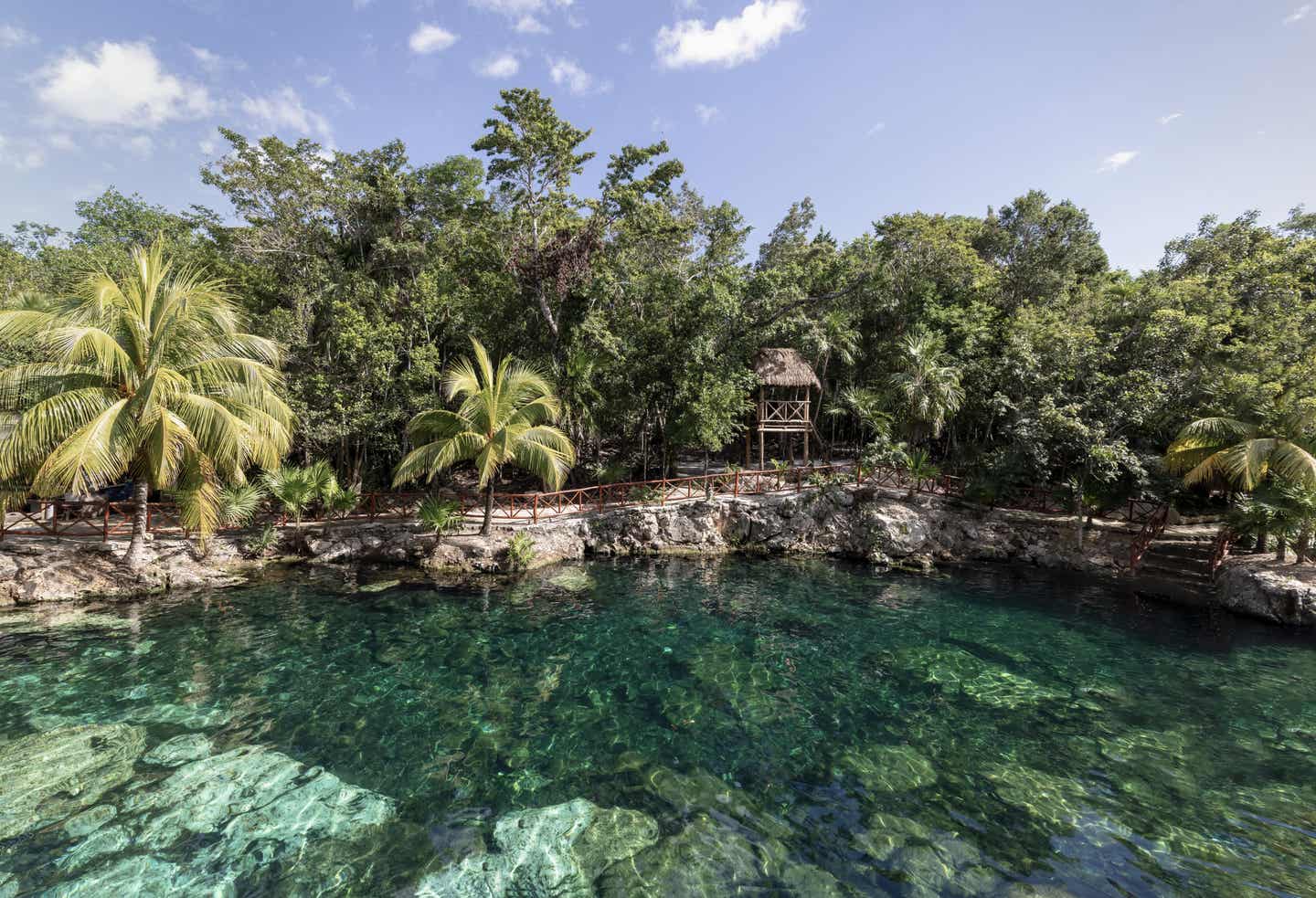 Playa del Carmen Urlaub mit DERTOUR. Blick auf die Bucht vor der Casa-Tortuga-Höhle bei Playa del Carmen