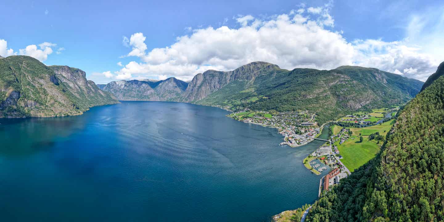 Panoramablick auf den Aurlandsfjord, einen Seitenarm des Sognefjords, bei Aurlandsvangen in Norwegen